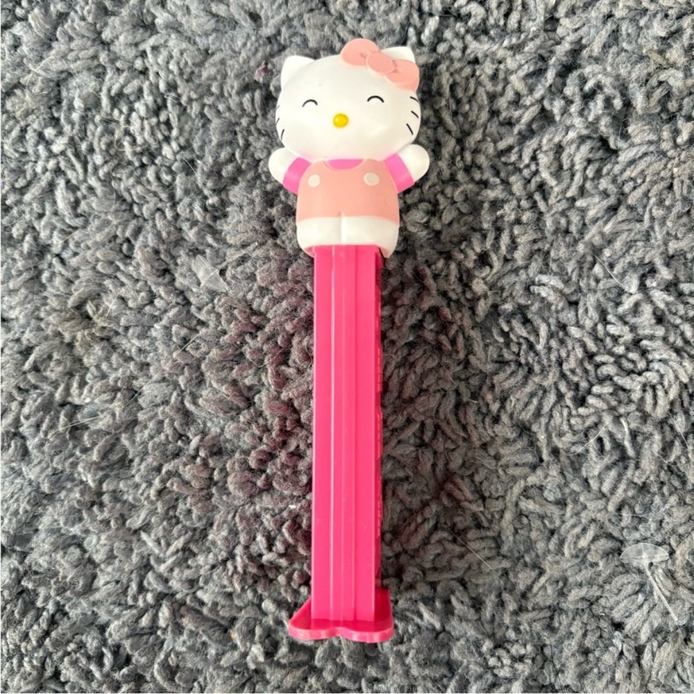 NWOT pink and white Hello Kitty PEZ dispenser
